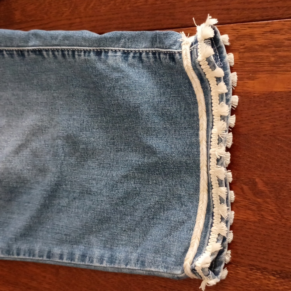 Croft & Barrow Size 14 Light Wash Jean Capris with Fringe Hem (a100)